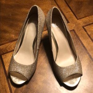 Women’s size 7 1/2 gold sparkly wedges shoes